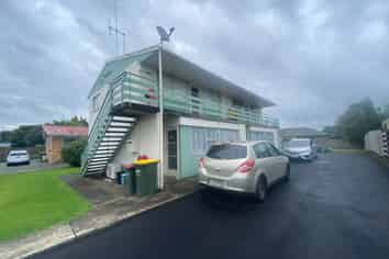 4/4 June Place, Hamilton East