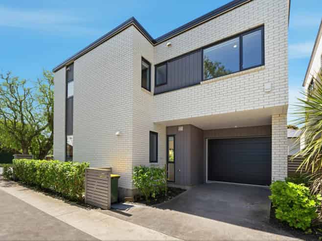 242A St Andrews Road, Epsom