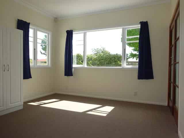 911 Clive Street, Akina