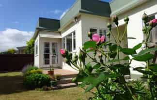 911 Clive Street, Akina