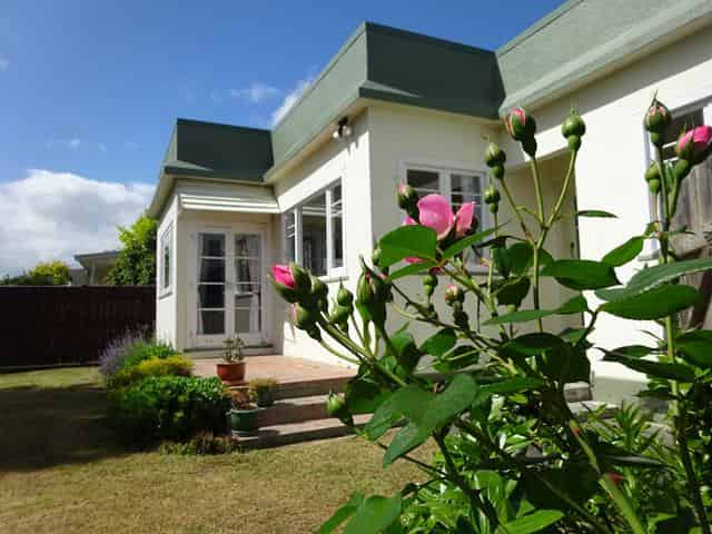 911 Clive Street, Akina