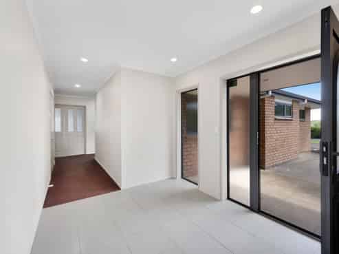 801 Bird Road, Pukengahu