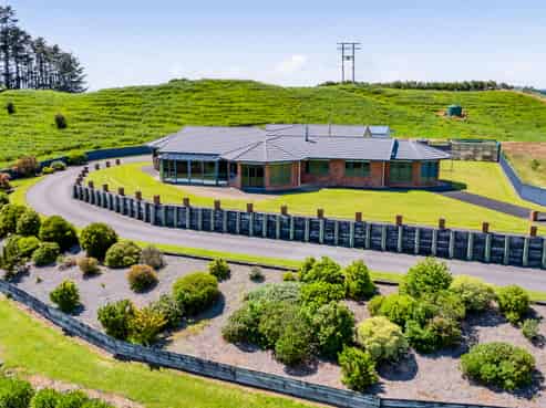 801 Bird Road, Pukengahu