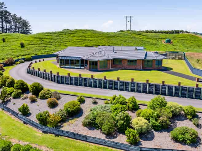 801 Bird Road, Pukengahu