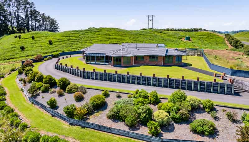 801 Bird Road, Pukengahu