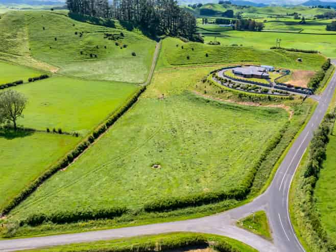 801 Bird Road, Pukengahu