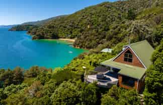 2069 Queen Charlotte Drive, Admiralty Bay