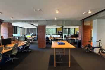 SUAVE OFFICE WITH COURTYARD
