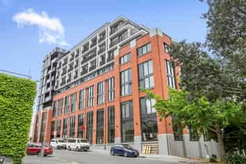 SUAVE OFFICE WITH COURTYARD
