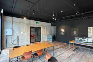 SUAVE OFFICE WITH COURTYARD
