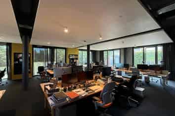 SUAVE OFFICE WITH COURTYARD
