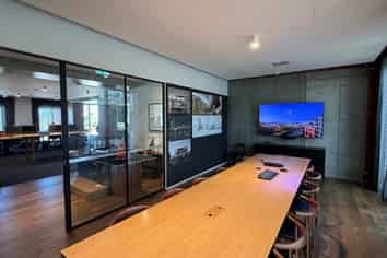 SUAVE OFFICE WITH COURTYARD
