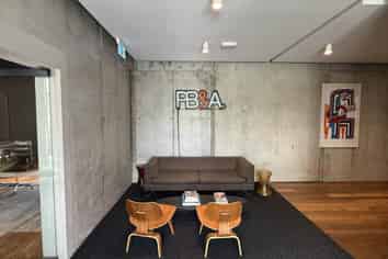 SUAVE OFFICE WITH COURTYARD
