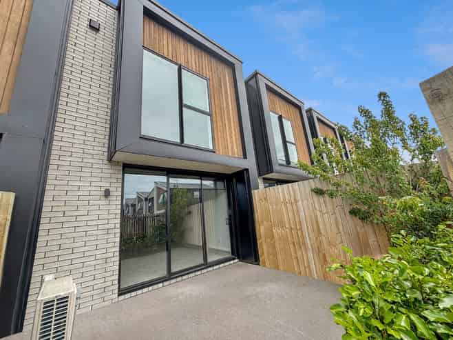 2/323 Lincoln Road , Addington