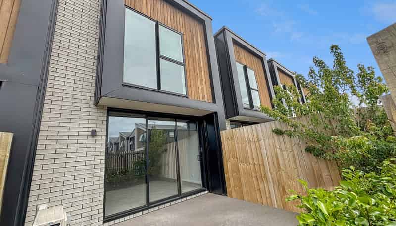 2/323 Lincoln Road , Addington