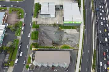 HIGH-EXPOSURE YARD - LEASING AVAILABLE 
