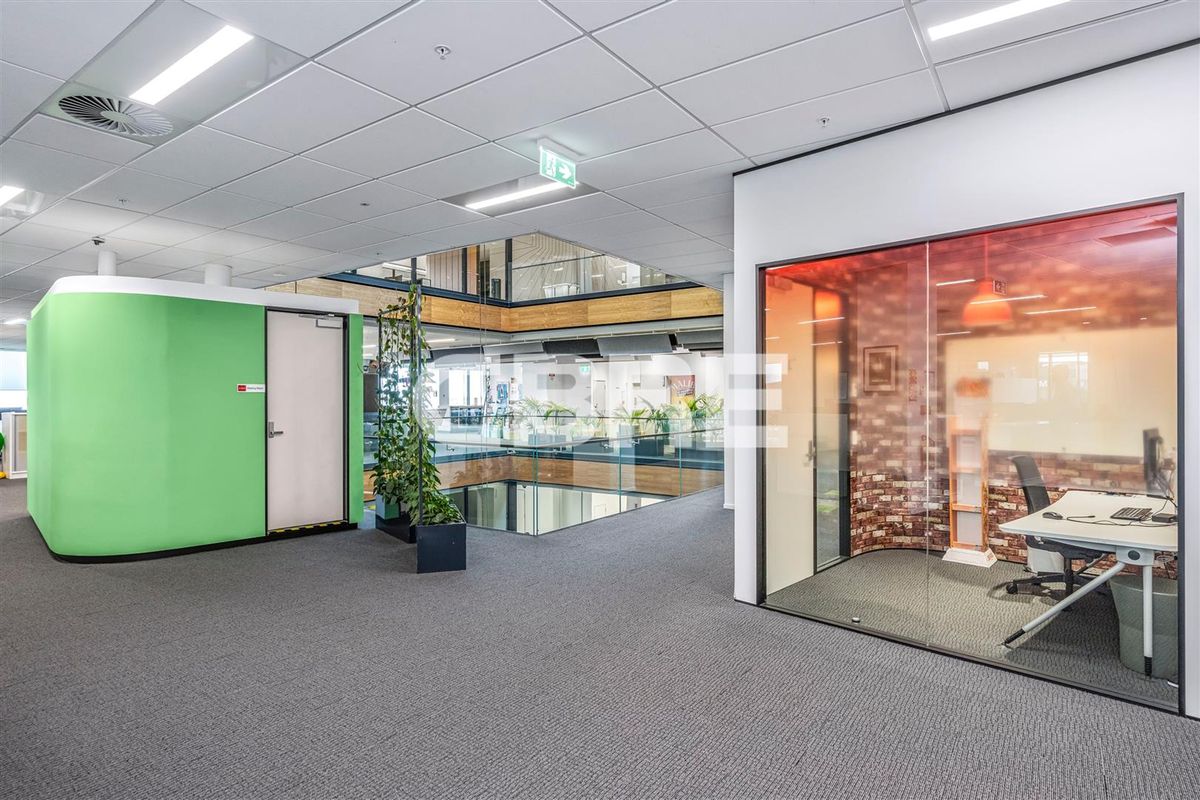 CBRE - Fitted Premier Office in Victoria Quarter - Więcej