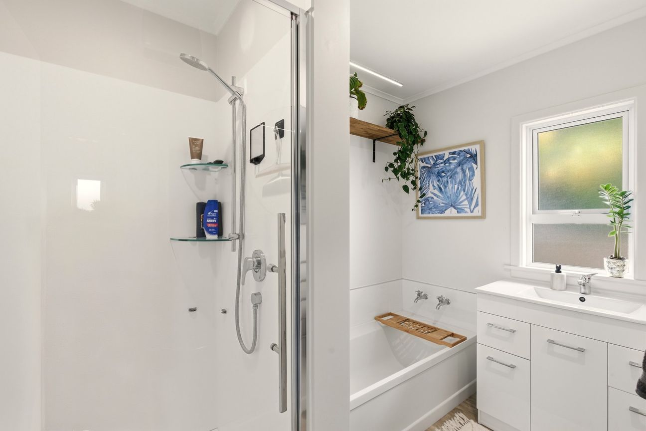 RENOVATED AND ELEVATED WITH VIEWS - Vista 3
