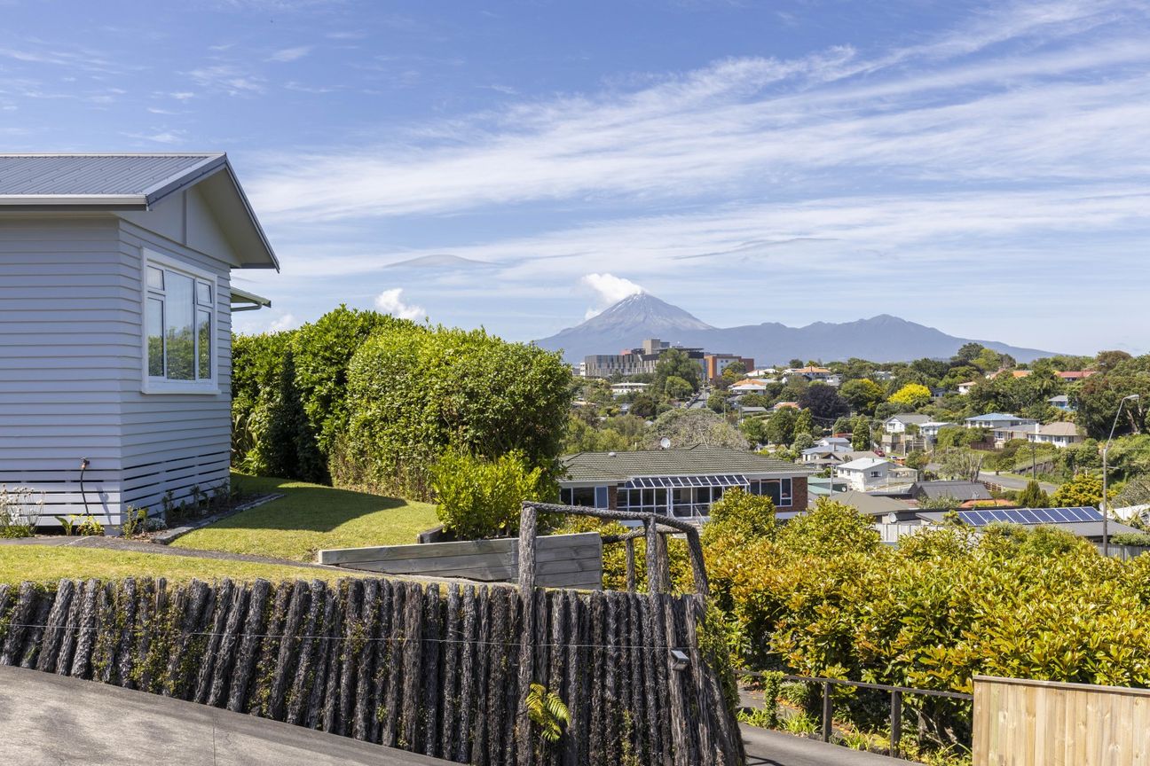 RENOVATED AND ELEVATED WITH VIEWS - Vista 4
