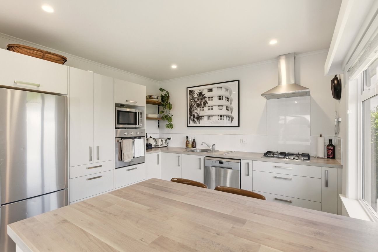 RENOVATED AND ELEVATED WITH VIEWS - Vista 2