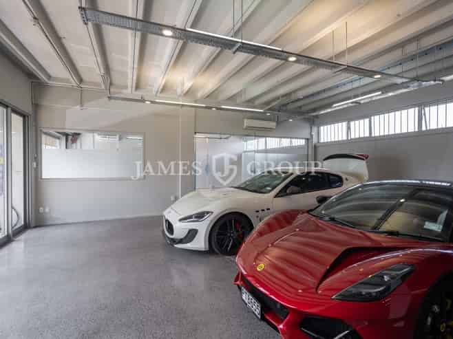 GREY LYNN OFFICE WITH ROLLER DOOR AND LOADING BAY