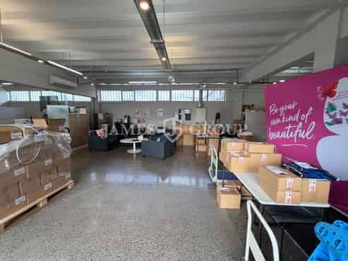 GREY LYNN OFFICE WITH ROLLER DOOR AND LOADING BAY