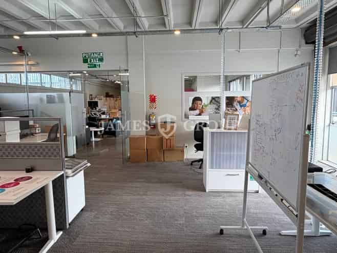 GREY LYNN OFFICE WITH ROLLER DOOR AND LOADING BAY