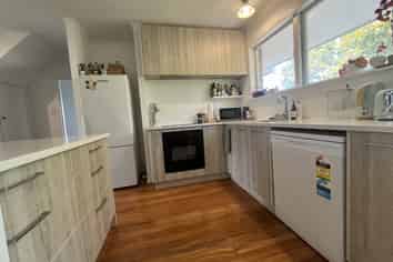 30 Martin Crescent (upstairs 4 bedrooms), Northcote