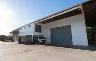 LARGE INDUSTRIAL CLOSE TO TOWN
