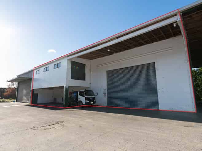 LARGE INDUSTRIAL CLOSE TO TOWN
