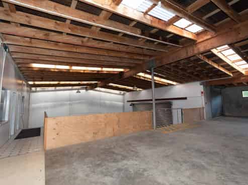 LARGE INDUSTRIAL CLOSE TO TOWN
