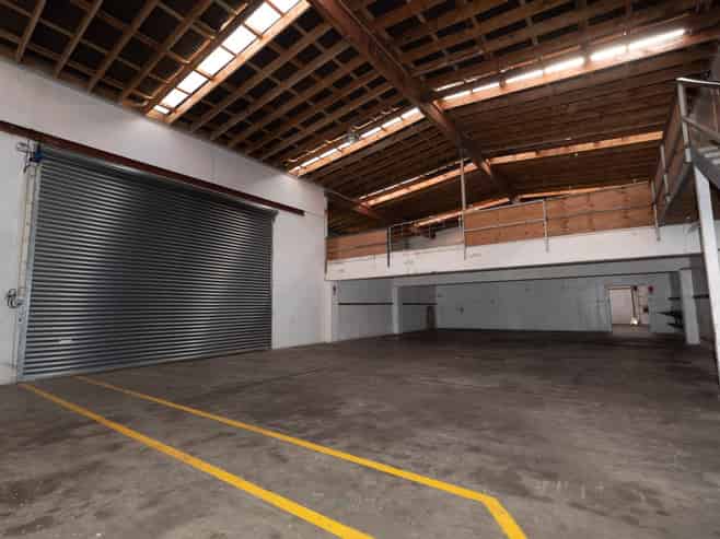 LARGE INDUSTRIAL CLOSE TO TOWN
