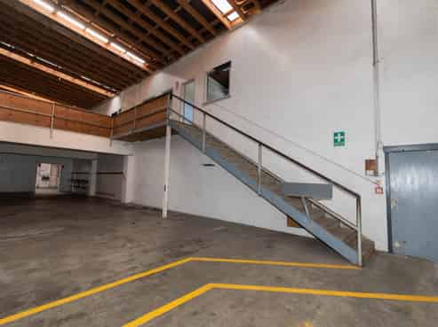 LARGE INDUSTRIAL CLOSE TO TOWN
