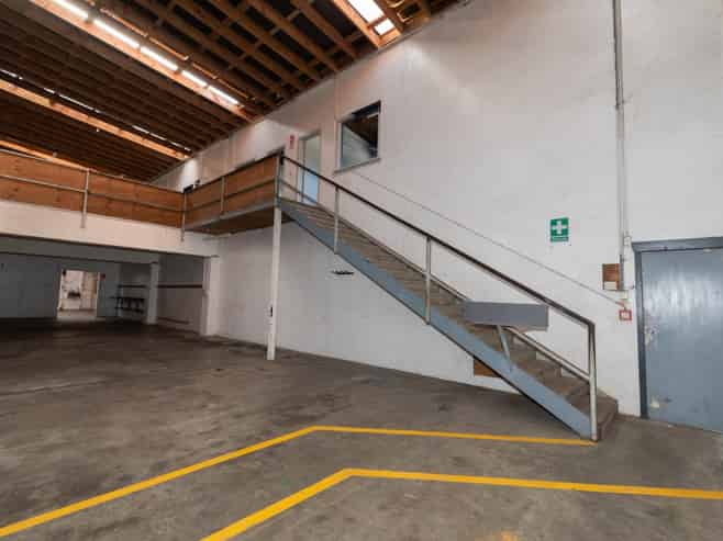 LARGE INDUSTRIAL CLOSE TO TOWN
