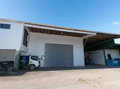 LARGE INDUSTRIAL CLOSE TO TOWN
