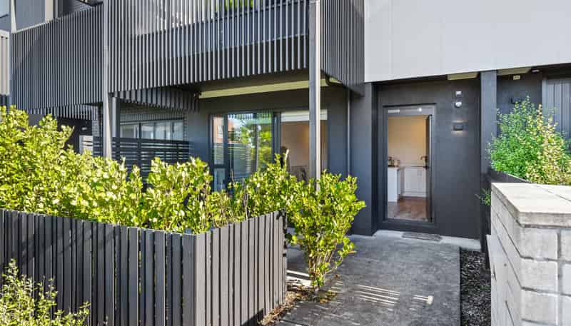 2/71 Hobsonville Point Road, Hobsonville