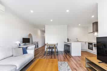 2/71 Hobsonville Point Road, Hobsonville