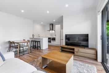 2/71 Hobsonville Point Road, Hobsonville