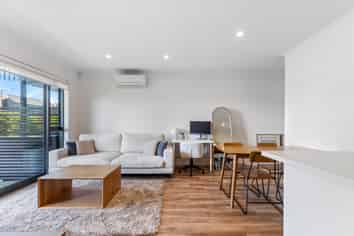 2/71 Hobsonville Point Road, Hobsonville