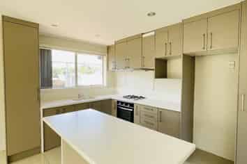 16 Nan Place, Pakuranga Heights