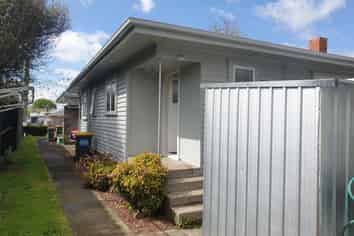 2/16 Cambridge Road, Manurewa