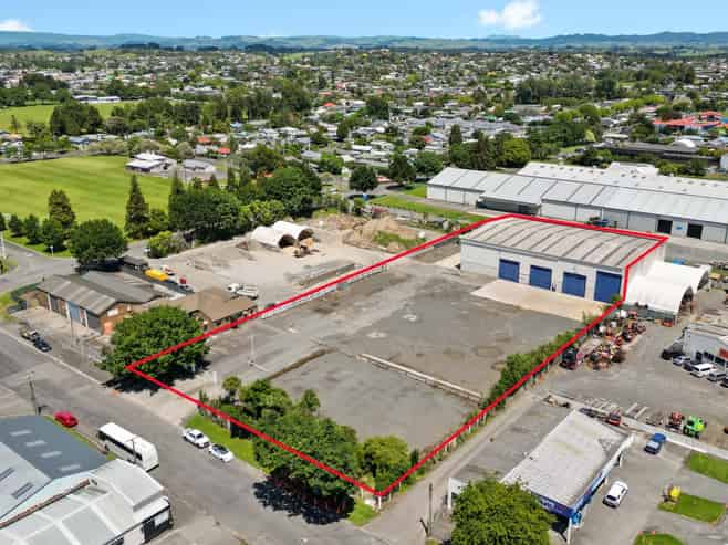 Adaptable warehouse, ample yard