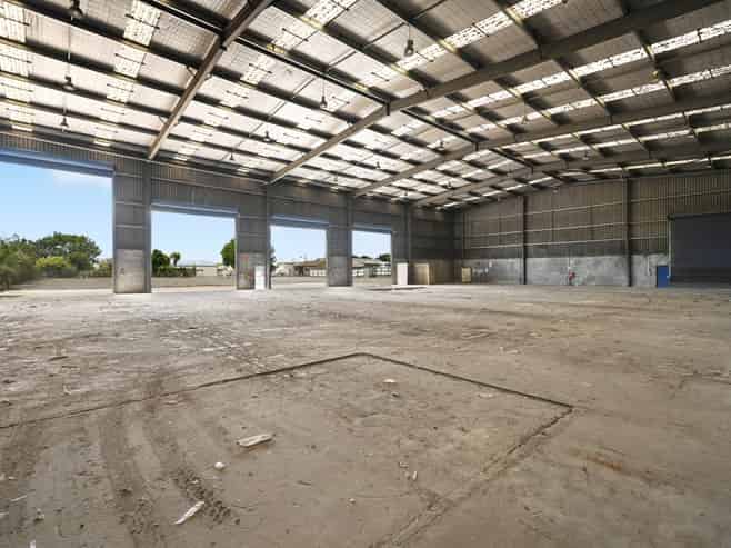 Adaptable warehouse, ample yard