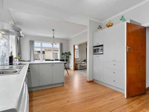 204 High Street South, Carterton