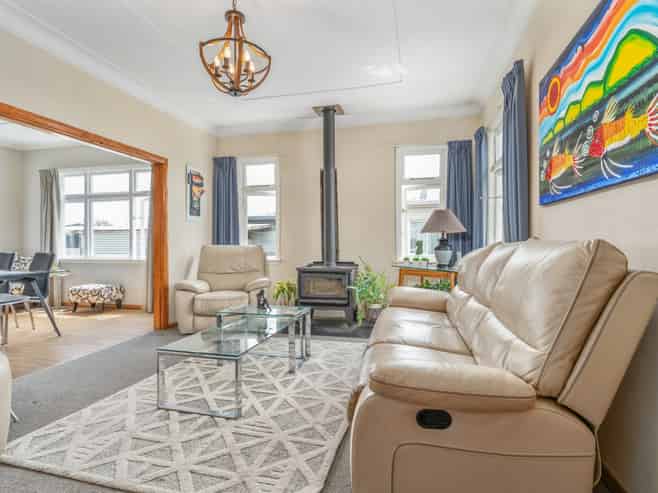 204 High Street South, Carterton