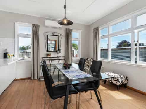 204 High Street South, Carterton