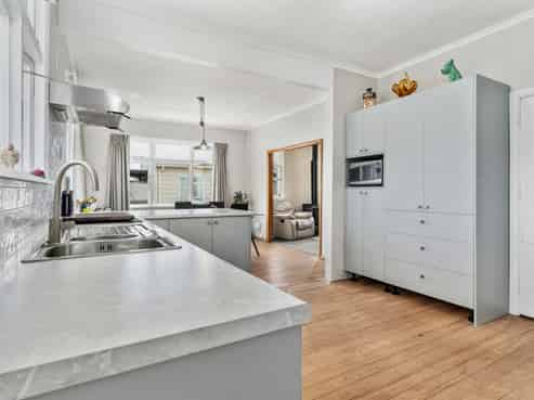 204 High Street South, Carterton