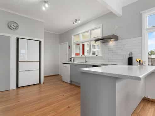 204 High Street South, Carterton