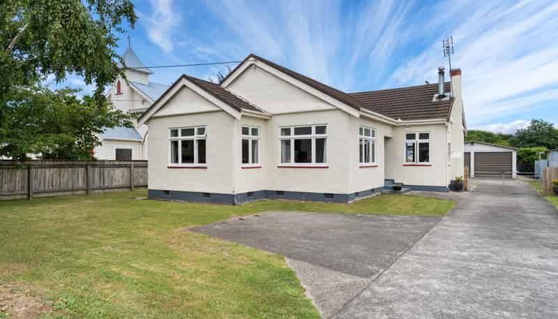 204 High Street South, Carterton