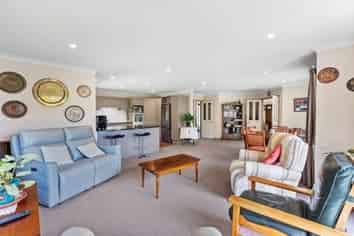 15 Fairway Oaks Dr, Waikanae Beach